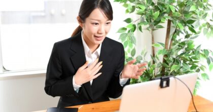 黒いスーツを着た女性