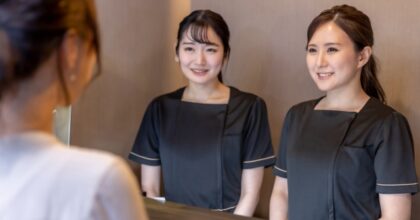 受付カウンターに立つ2人の医療事務スタッフ