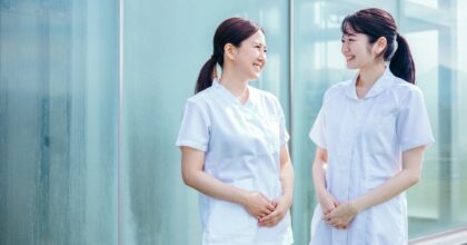 病院の廊下で話す2人の看護師