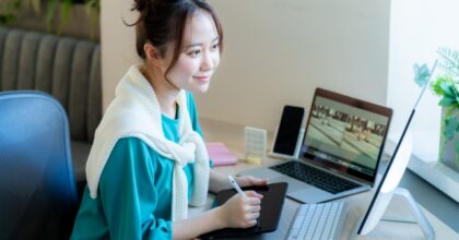 パソコンの前で書類を作成する女性