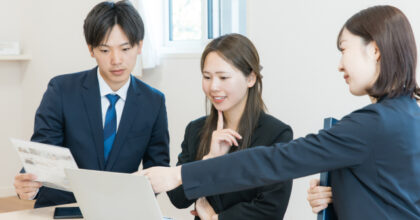 書類を見ながら面談する3人