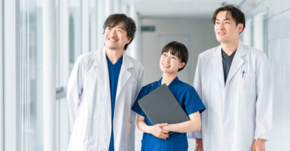 病院の廊下に並ぶ医師と看護師