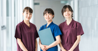 ファイルを持って並ぶ3人の看護師